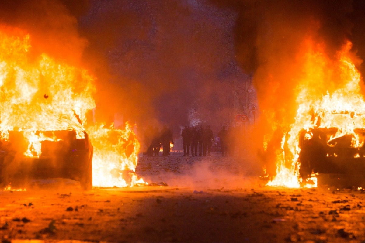 FRANCIJA-PROTESTI-OGENJ.jpg