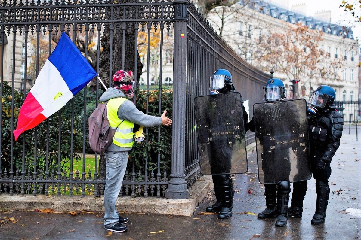 PROTESTNIK-FRANCIJA-PONUJA ROKO POLICIJI.jpg