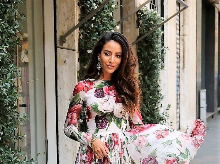 Milanska ženska ulična moda tudi v znamenju vrtnic